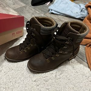 Kodiak hiking boots size 8